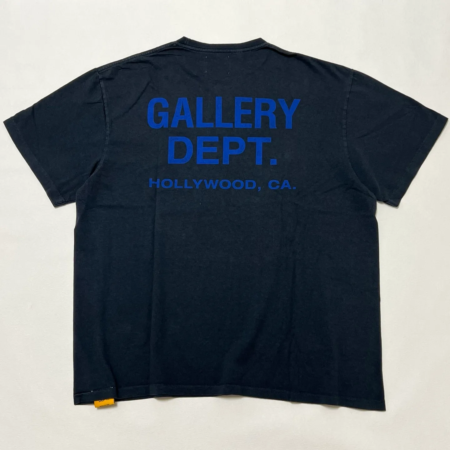 GALLERY DEPT. SOUVENIR TEE/WASHED BLACK Blue English LOGO short-sleeved Hollywood limited English TEE Washed black S-XL Assute garments dyed Re-washed and distressed Cylindrical fabric without side seams Non-open version Original development Complete accessories/matching Details in place